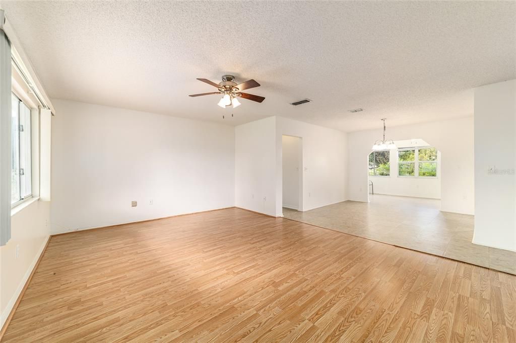 Active With Contract: $152,000 (2 beds, 2 baths, 1288 Square Feet)