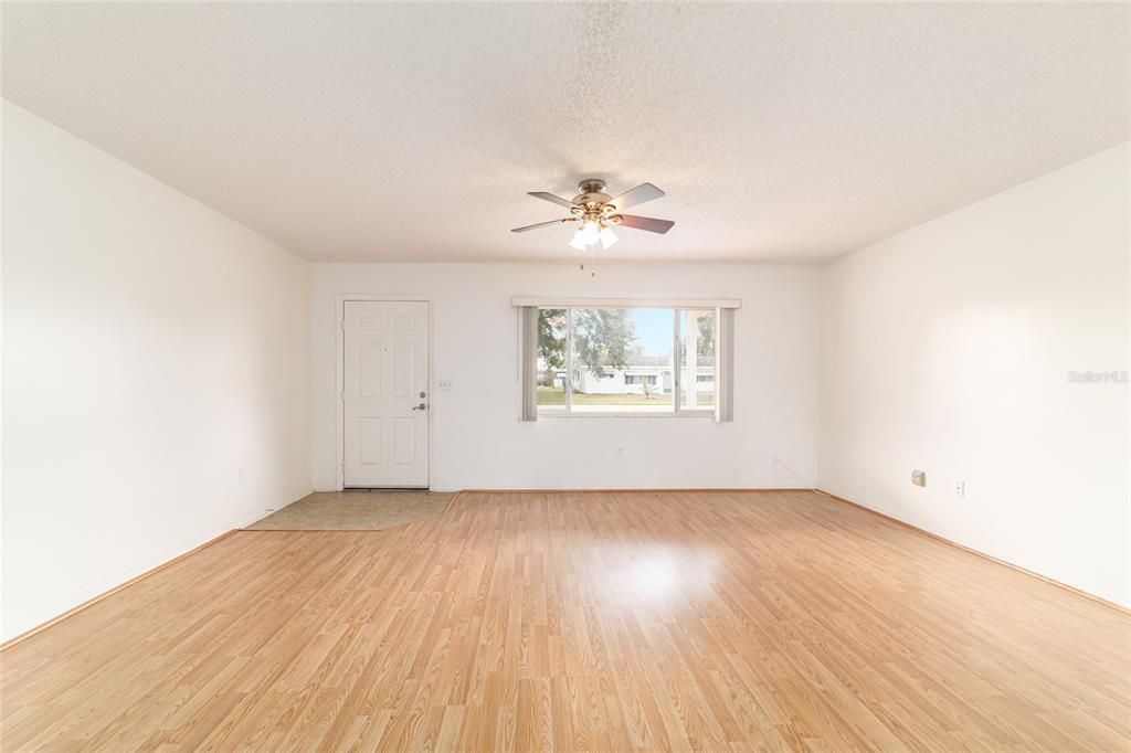 Active With Contract: $152,000 (2 beds, 2 baths, 1288 Square Feet)