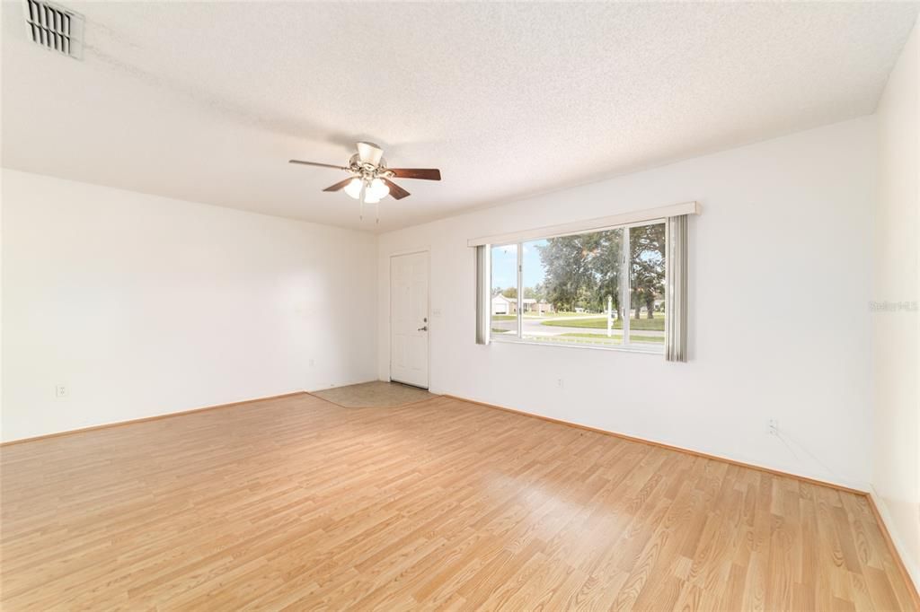 Active With Contract: $152,000 (2 beds, 2 baths, 1288 Square Feet)