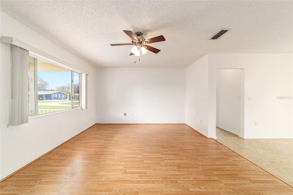Active With Contract: $152,000 (2 beds, 2 baths, 1288 Square Feet)