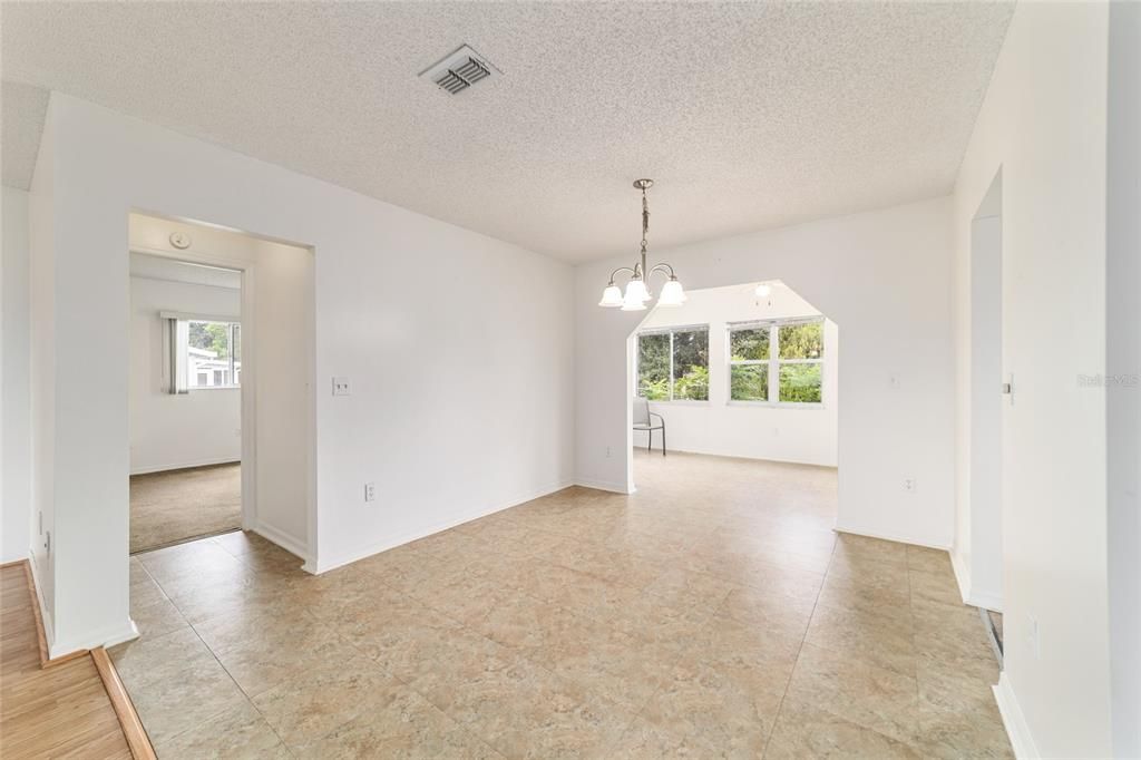 Active With Contract: $152,000 (2 beds, 2 baths, 1288 Square Feet)