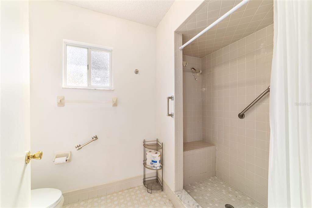 Active With Contract: $152,000 (2 beds, 2 baths, 1288 Square Feet)