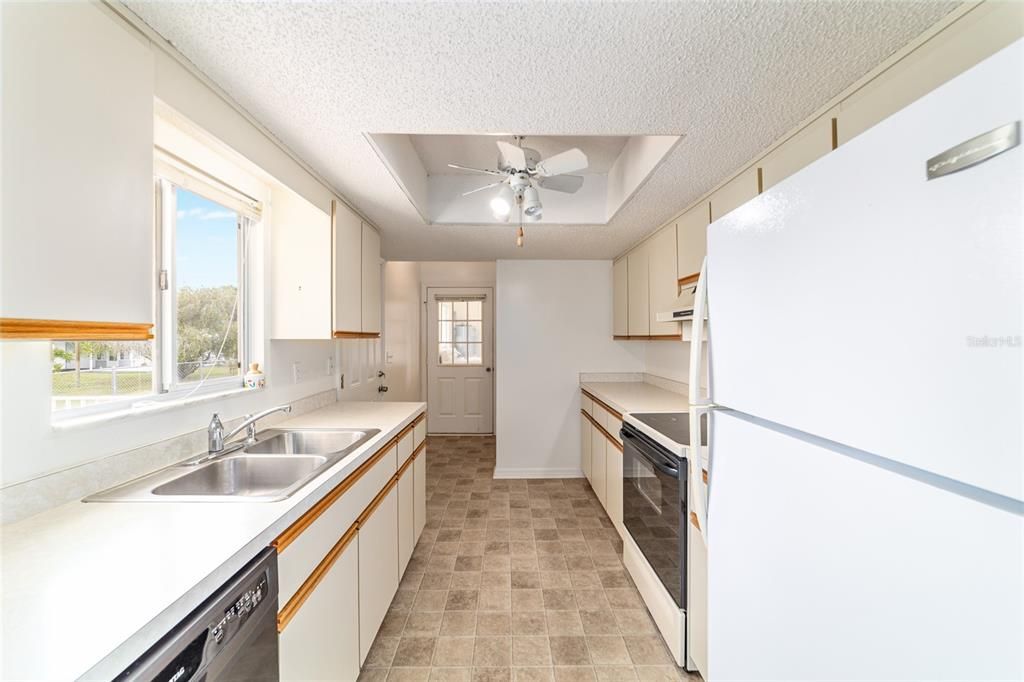 Active With Contract: $152,000 (2 beds, 2 baths, 1288 Square Feet)