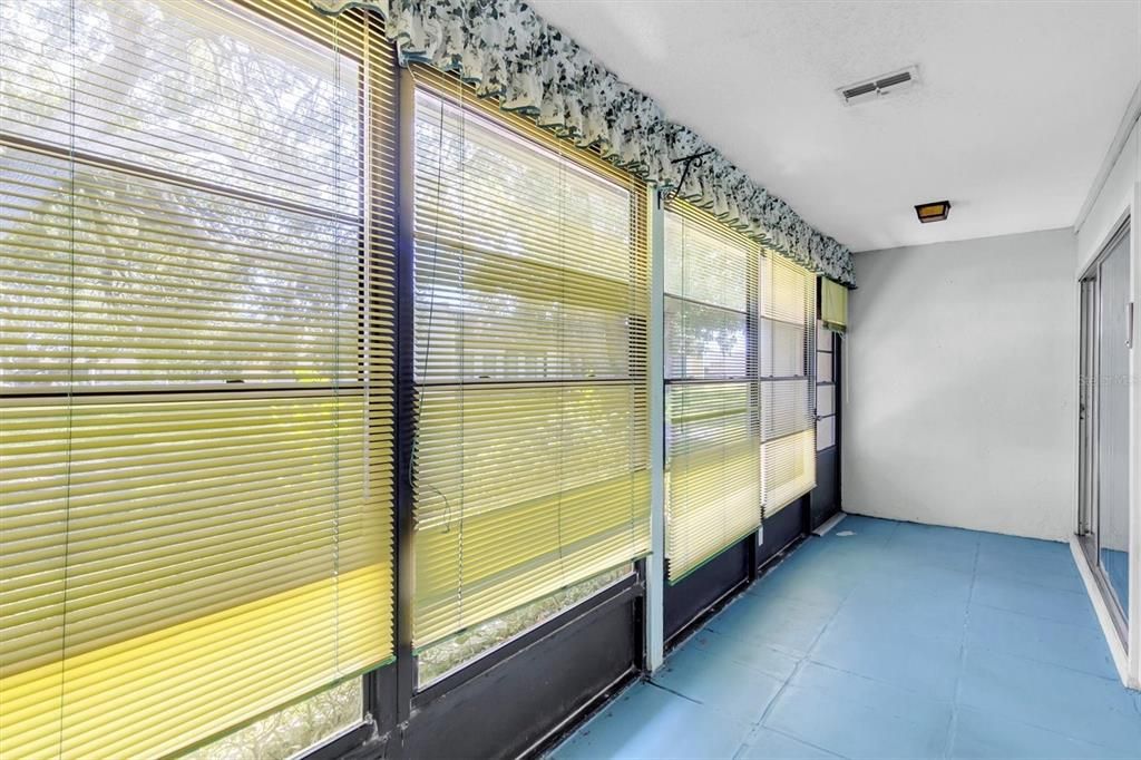 For Sale: $99,900 (2 beds, 2 baths, 978 Square Feet)