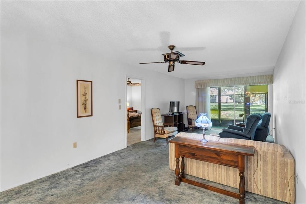 For Sale: $99,900 (2 beds, 2 baths, 978 Square Feet)