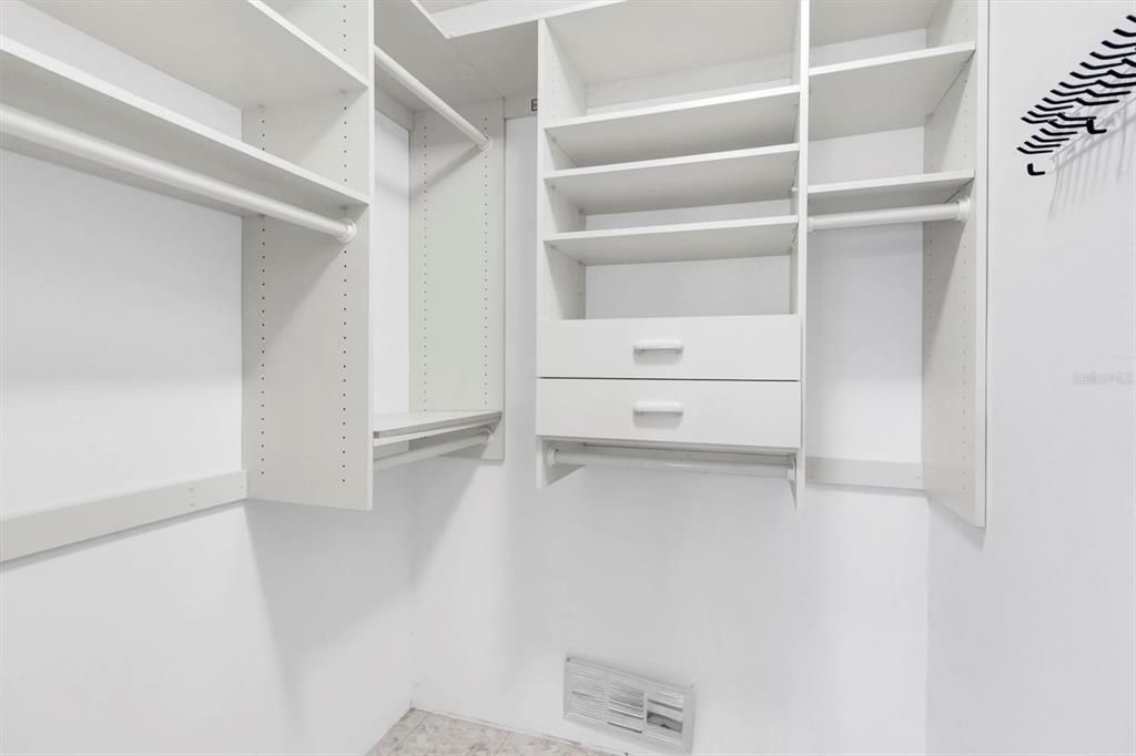 For Sale: $99,900 (2 beds, 2 baths, 978 Square Feet)