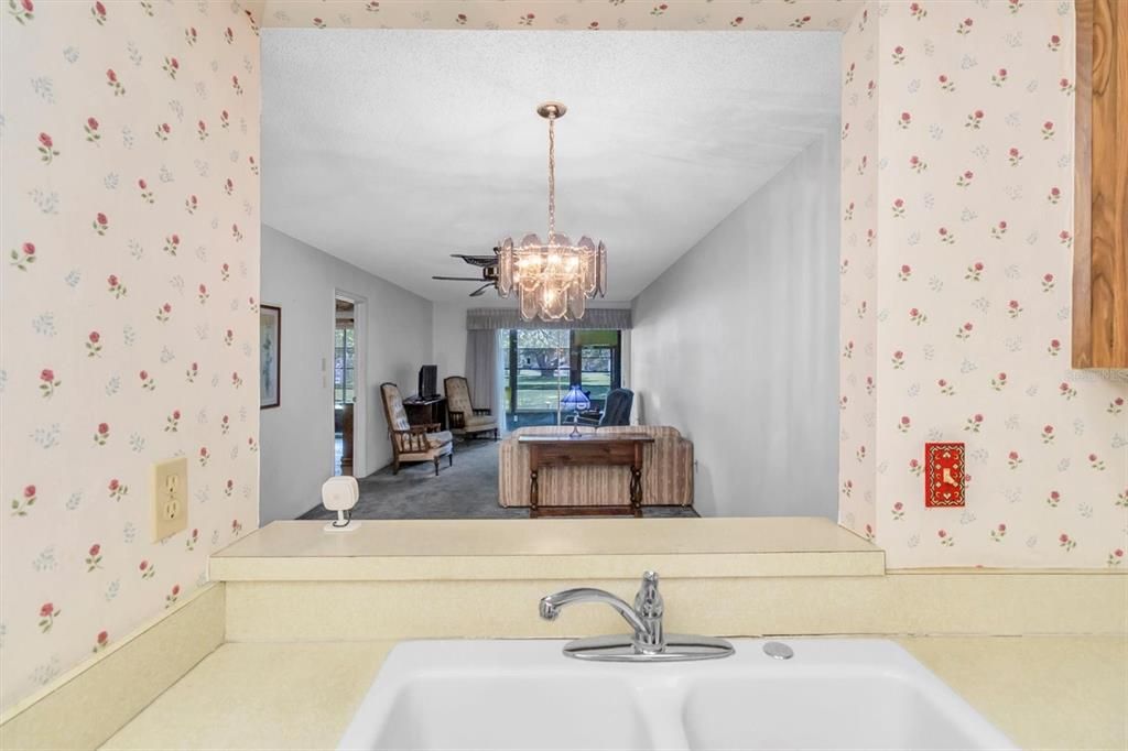 For Sale: $99,900 (2 beds, 2 baths, 978 Square Feet)