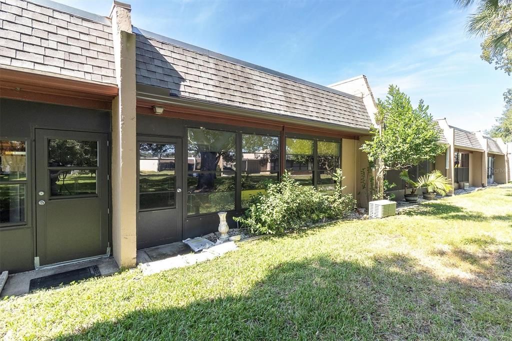 For Sale: $99,900 (2 beds, 2 baths, 978 Square Feet)