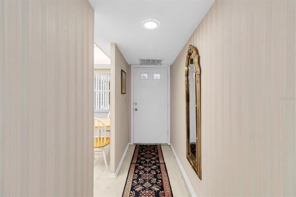 For Sale: $99,900 (2 beds, 2 baths, 978 Square Feet)