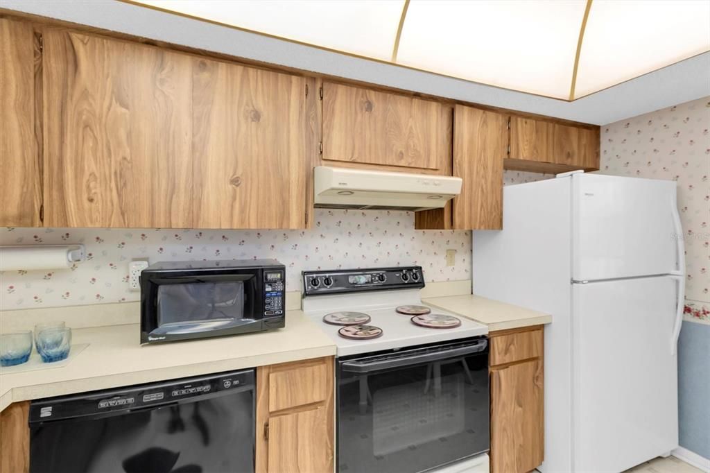 For Sale: $99,900 (2 beds, 2 baths, 978 Square Feet)