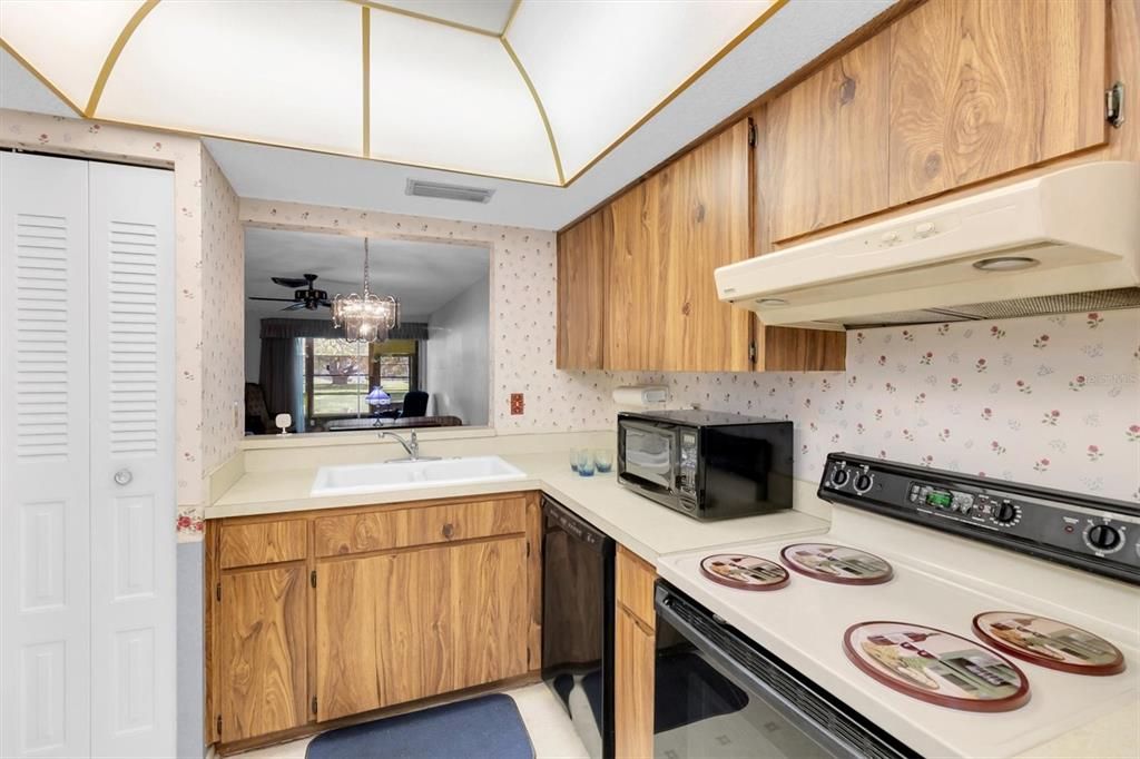 For Sale: $99,900 (2 beds, 2 baths, 978 Square Feet)