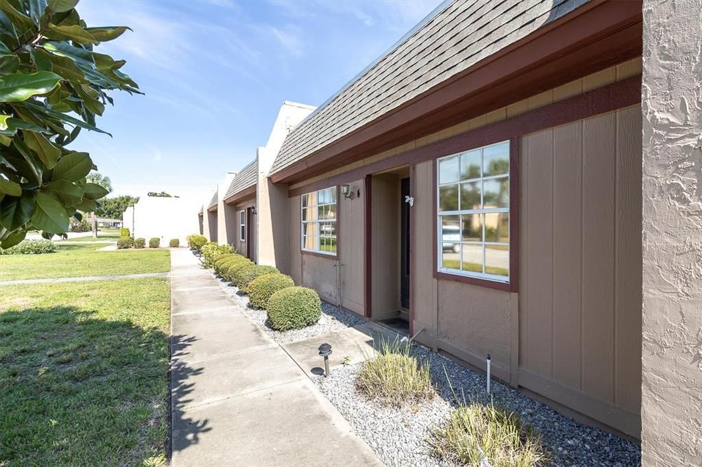 For Sale: $99,900 (2 beds, 2 baths, 978 Square Feet)