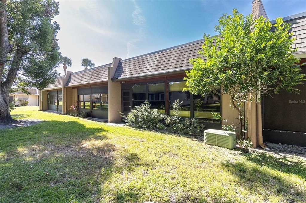 For Sale: $99,900 (2 beds, 2 baths, 978 Square Feet)