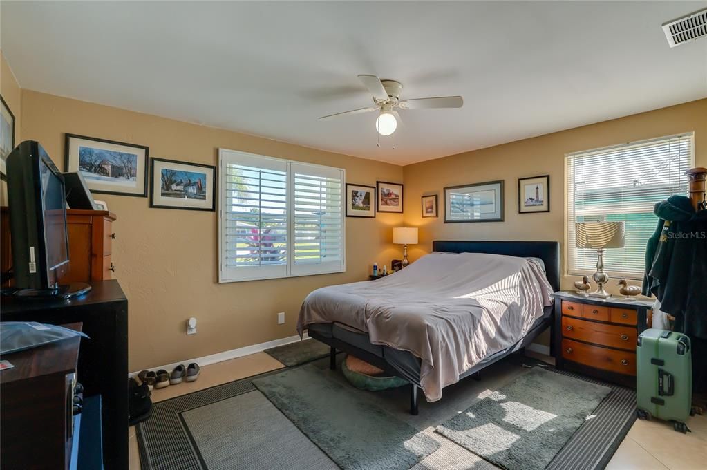 待售: $334,000 (2 贝兹, 1 浴室, 882 平方英尺)