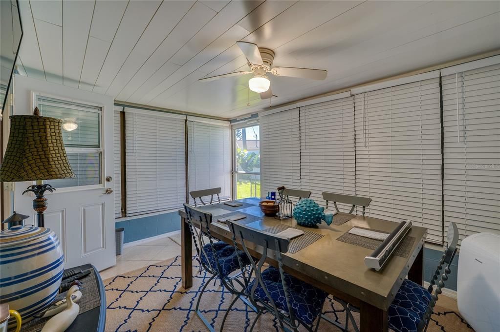 待售: $334,000 (2 贝兹, 1 浴室, 882 平方英尺)