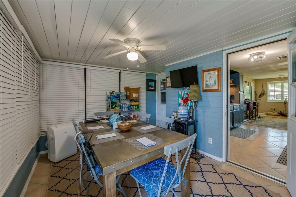 待售: $334,000 (2 贝兹, 1 浴室, 882 平方英尺)