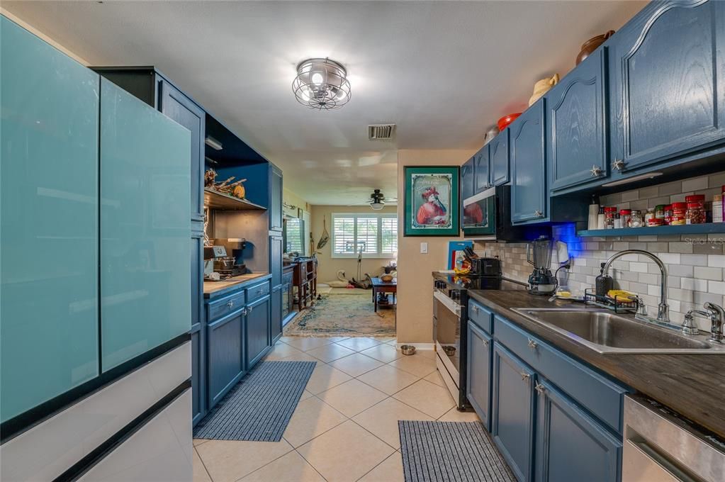 待售: $334,000 (2 贝兹, 1 浴室, 882 平方英尺)