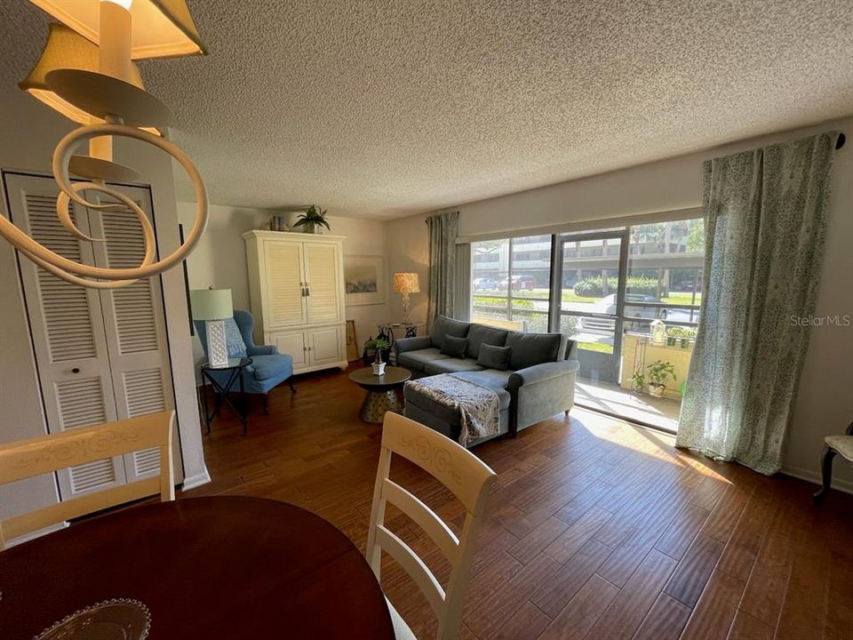 Под контрактом: $130,000 (1 спален, 1 ванн, 822 Квадратных фут)