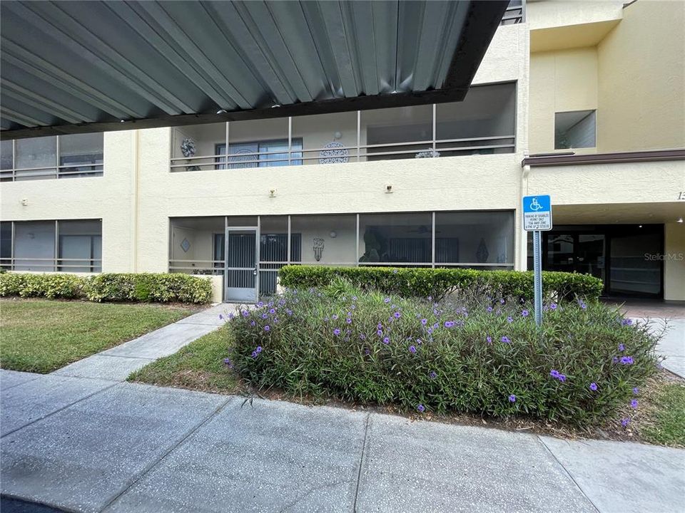 Под контрактом: $130,000 (1 спален, 1 ванн, 822 Квадратных фут)