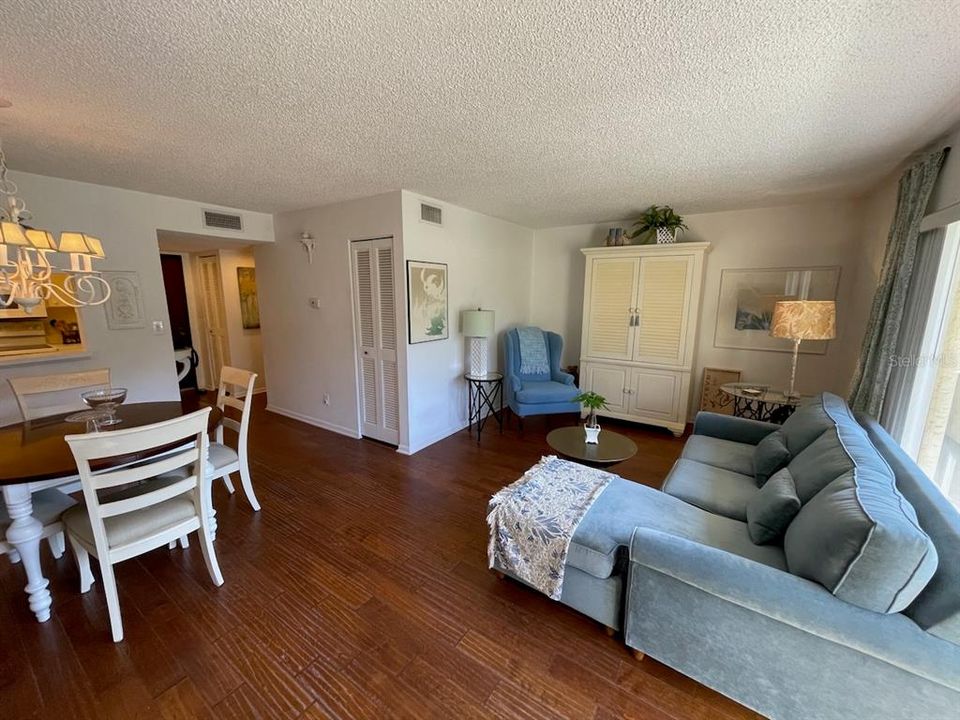 Под контрактом: $130,000 (1 спален, 1 ванн, 822 Квадратных фут)