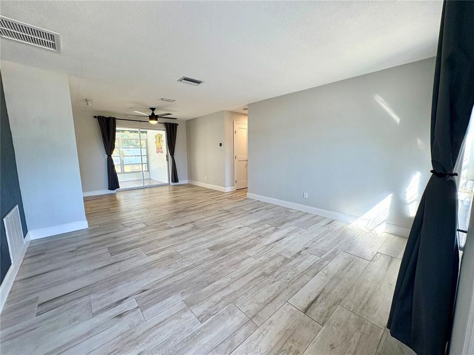 Activo con contrato: $2,375 (2 camas, 2 baños, 1060 Pies cuadrados)