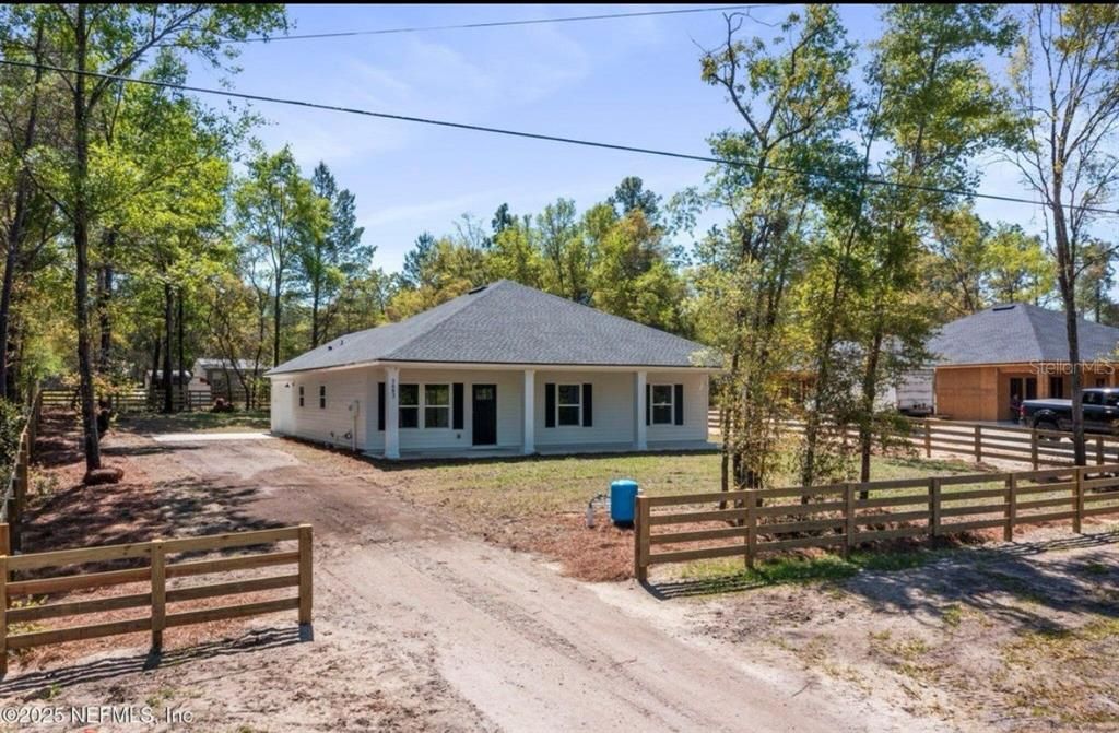 Recently Sold: $330,000 (3 beds, 2 baths, 1333 Square Feet)