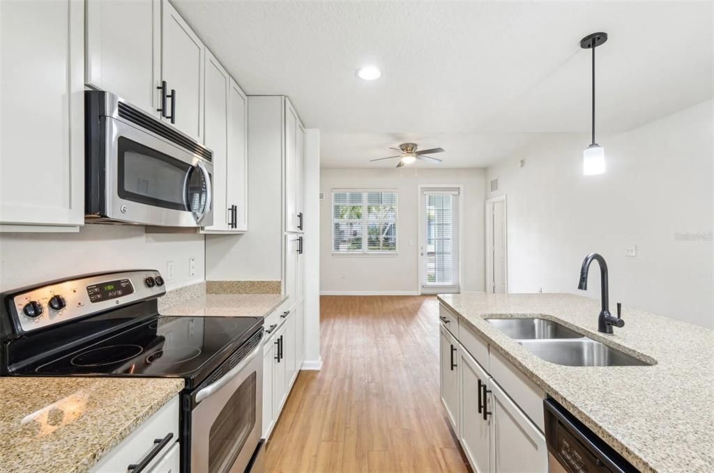 For Rent: $2,115 (1 beds, 1 baths, 772 Square Feet)