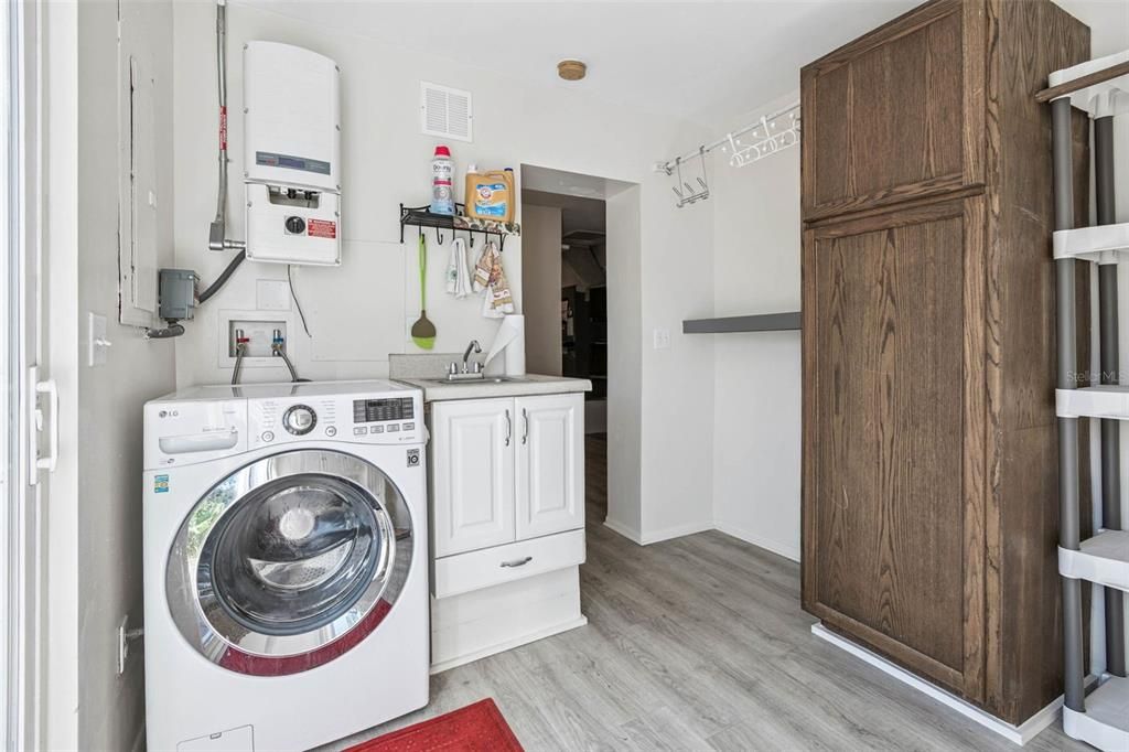 Active With Contract: $595,000 (3 beds, 2 baths, 2153 Square Feet)