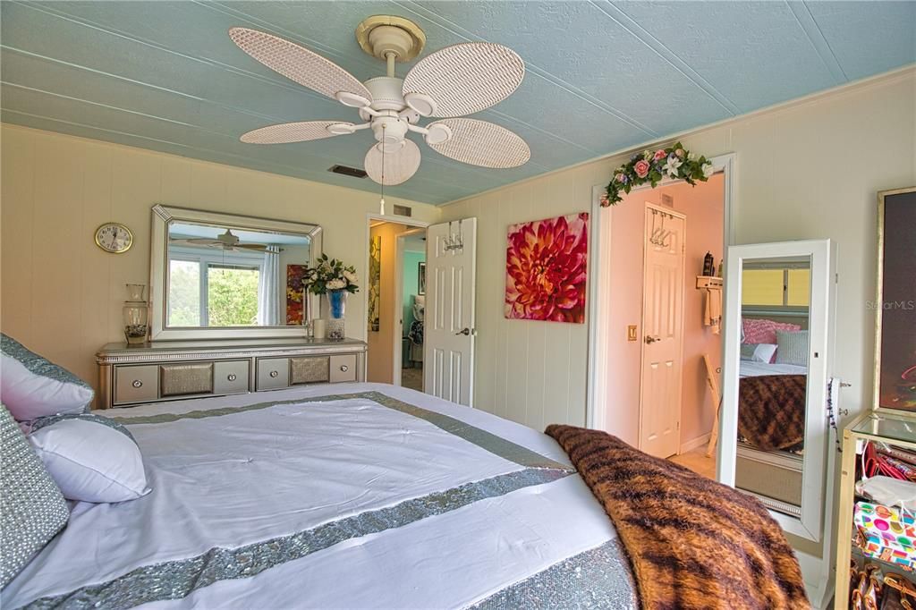 For Sale: $219,000 (2 beds, 2 baths, 1296 Square Feet)