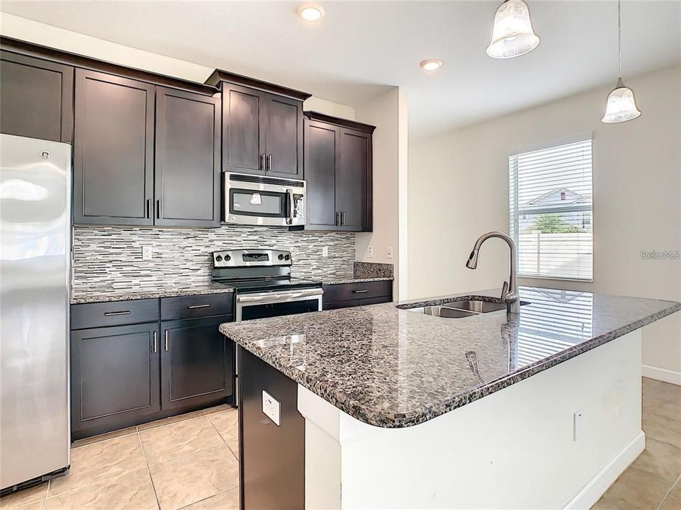 Activo con contrato: $2,400 (3 camas, 2 baños, 1950 Pies cuadrados)