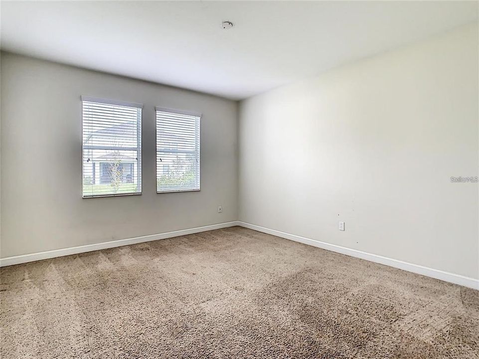 Activo con contrato: $2,400 (3 camas, 2 baños, 1950 Pies cuadrados)