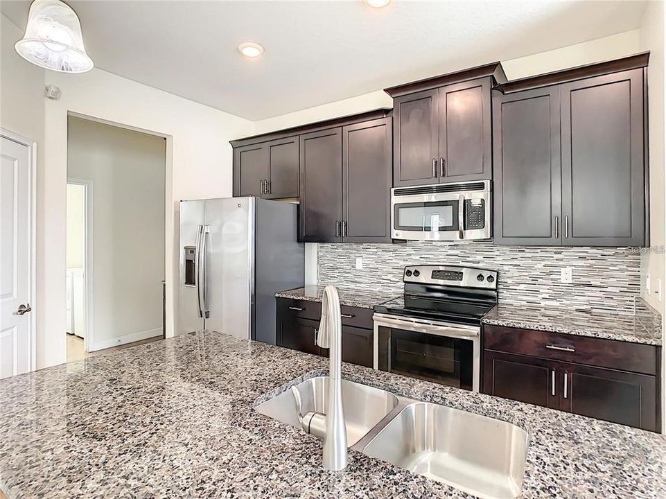 Activo con contrato: $2,400 (3 camas, 2 baños, 1950 Pies cuadrados)