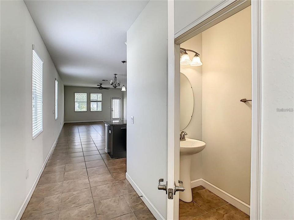 Activo con contrato: $2,400 (3 camas, 2 baños, 1950 Pies cuadrados)