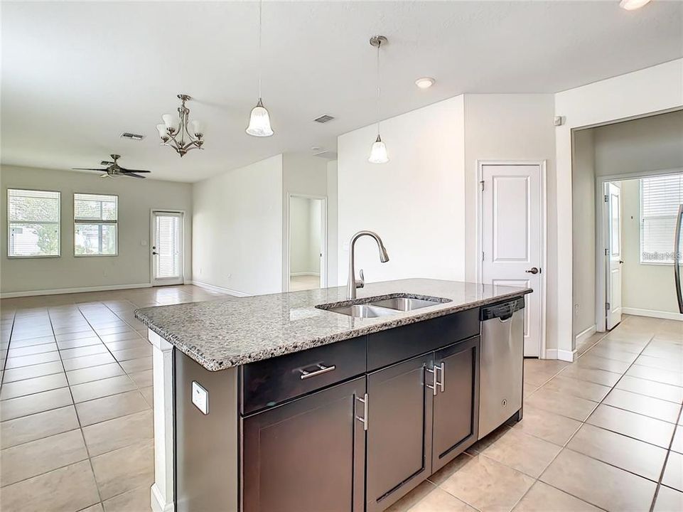 Activo con contrato: $2,400 (3 camas, 2 baños, 1950 Pies cuadrados)