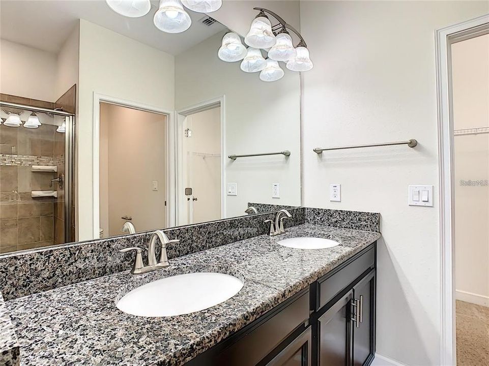 Activo con contrato: $2,400 (3 camas, 2 baños, 1950 Pies cuadrados)