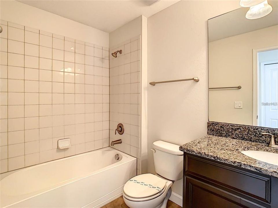 Activo con contrato: $2,400 (3 camas, 2 baños, 1950 Pies cuadrados)