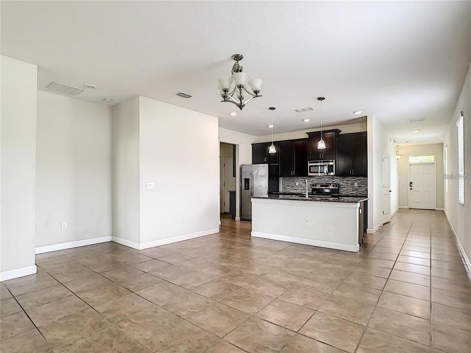 Activo con contrato: $2,400 (3 camas, 2 baños, 1950 Pies cuadrados)