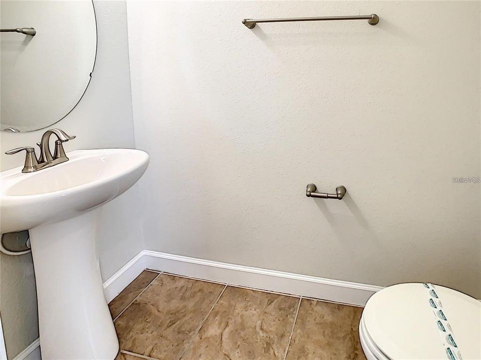 Activo con contrato: $2,400 (3 camas, 2 baños, 1950 Pies cuadrados)