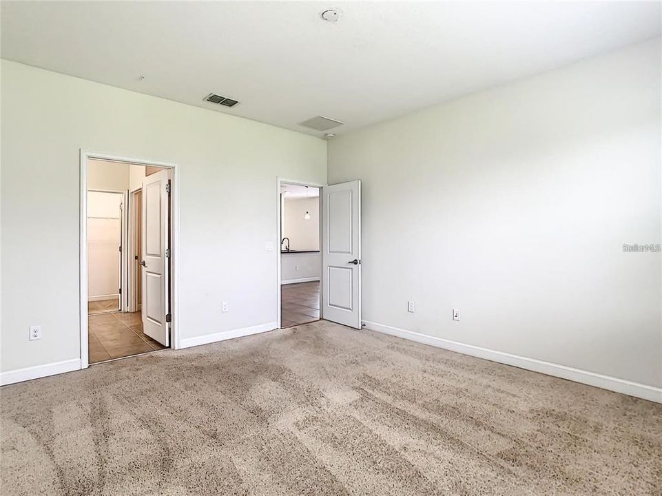 Activo con contrato: $2,400 (3 camas, 2 baños, 1950 Pies cuadrados)