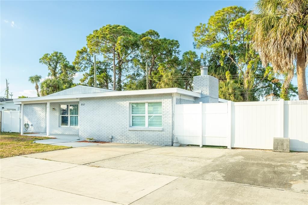 Active With Contract: $360,000 (4 beds, 3 baths, 1652 Square Feet)