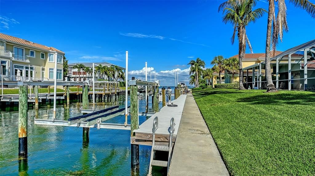 На продажу: $3,275,000 (4 спален, 2 ванн, 2550 Квадратных фут)