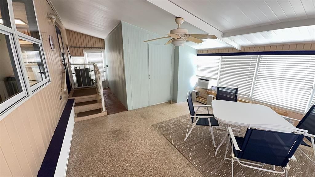 待售: $129,000 (1 贝兹, 1 浴室, 1040 平方英尺)