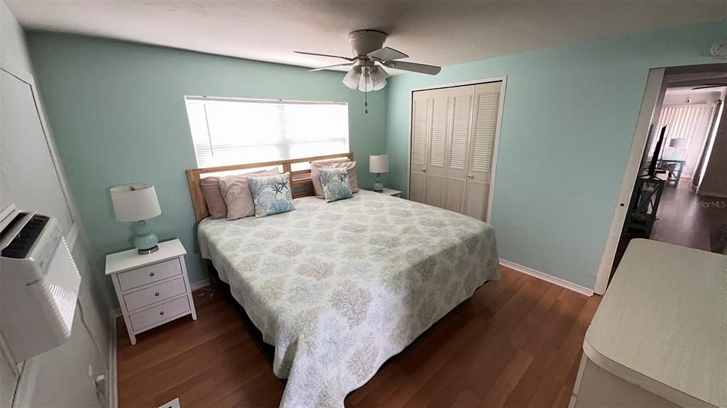 待售: $129,000 (1 贝兹, 1 浴室, 1040 平方英尺)