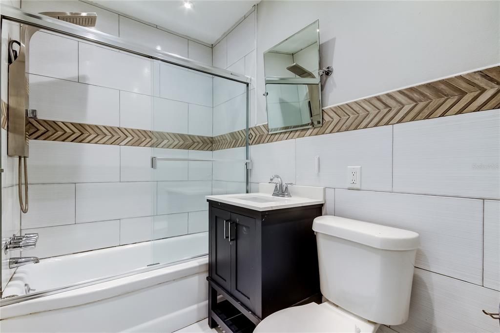 Active With Contract: $2,800 (3 beds, 2 baths, 1221 Square Feet)