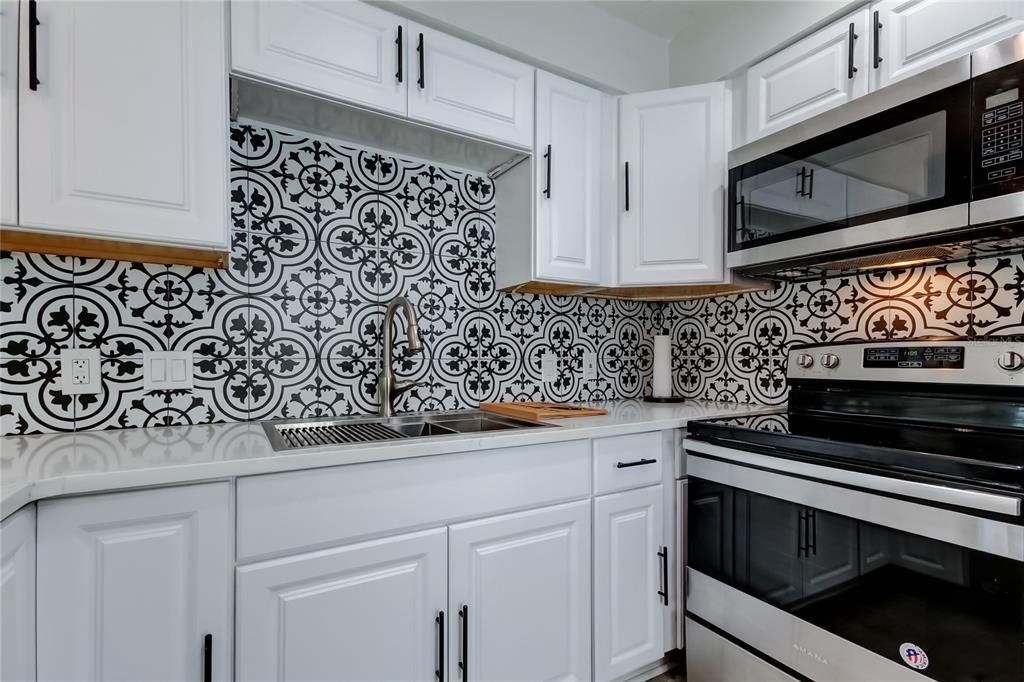 Active With Contract: $2,800 (3 beds, 2 baths, 1221 Square Feet)