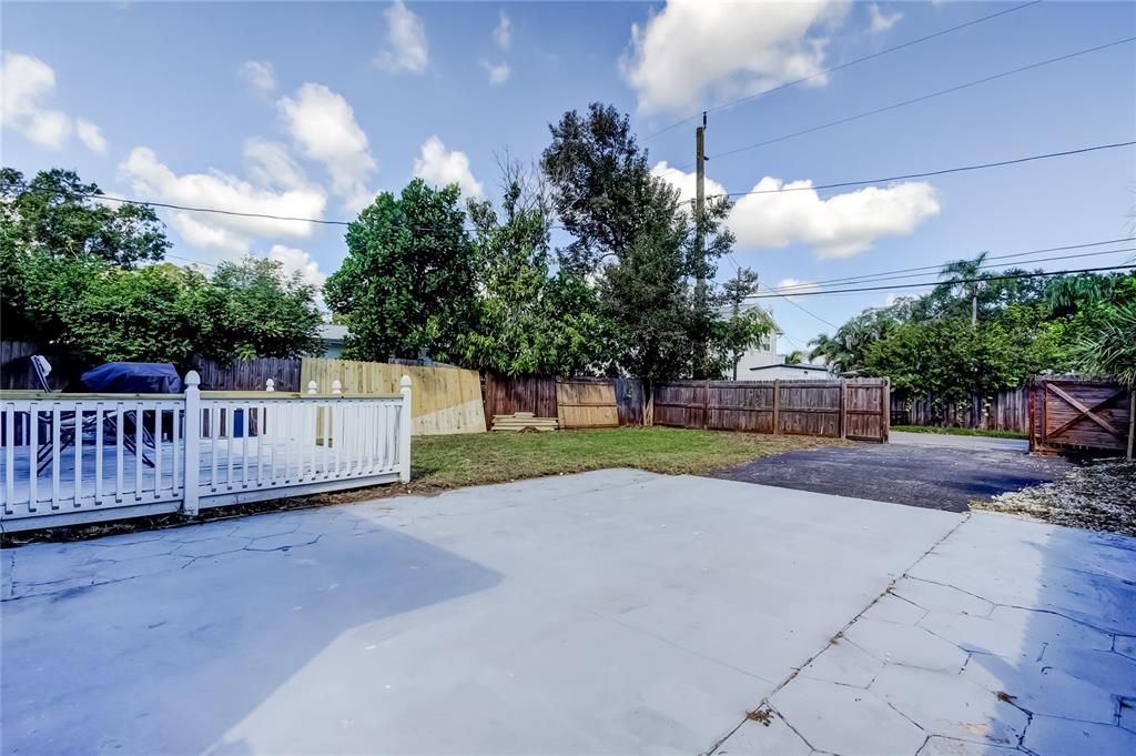 Active With Contract: $2,800 (3 beds, 2 baths, 1221 Square Feet)