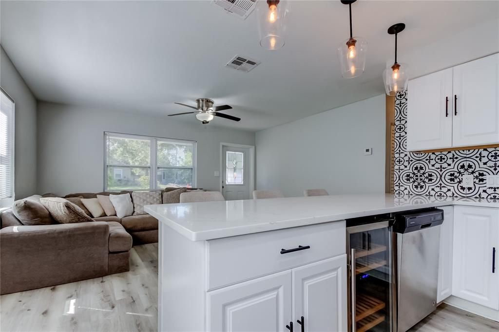 Active With Contract: $2,800 (3 beds, 2 baths, 1221 Square Feet)