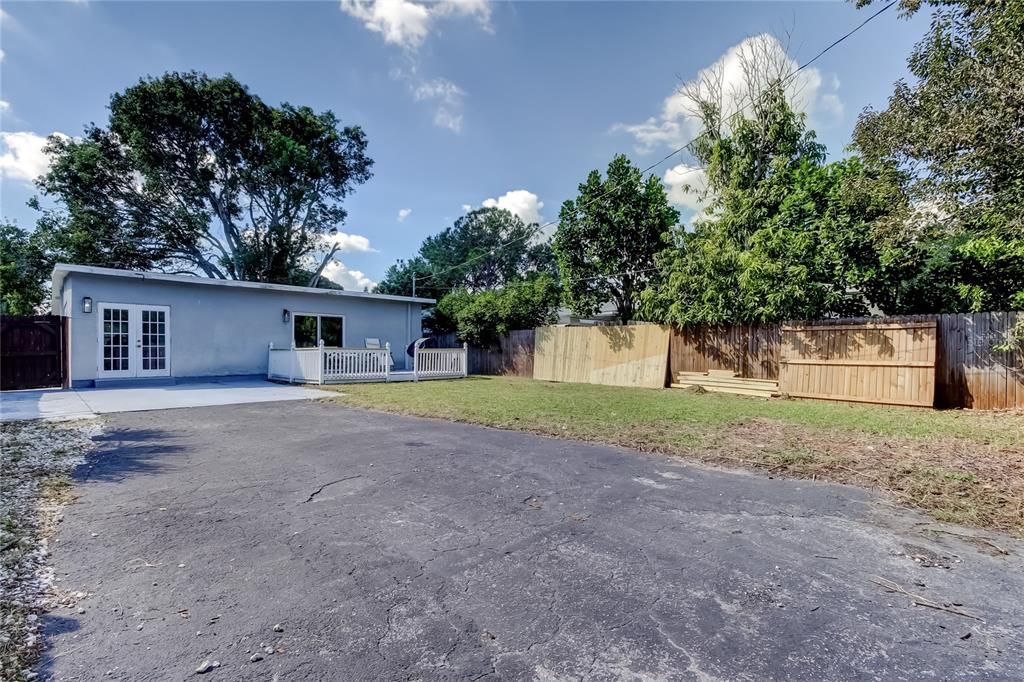 Active With Contract: $2,800 (3 beds, 2 baths, 1221 Square Feet)