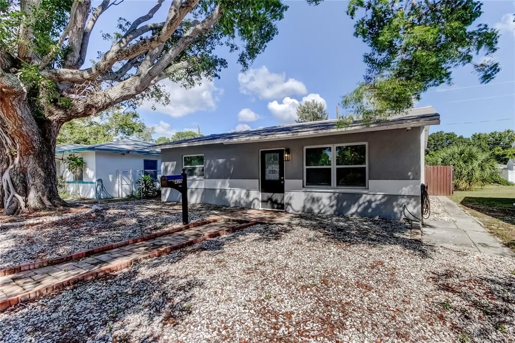 Active With Contract: $2,800 (3 beds, 2 baths, 1221 Square Feet)