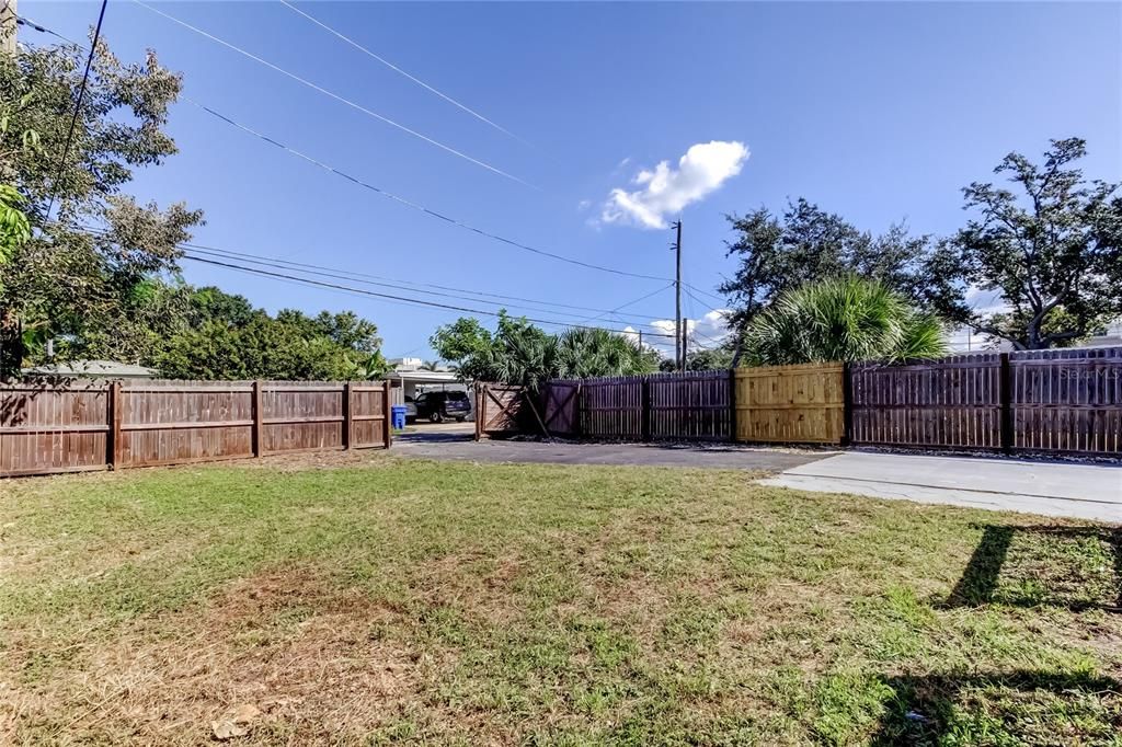 Active With Contract: $2,800 (3 beds, 2 baths, 1221 Square Feet)